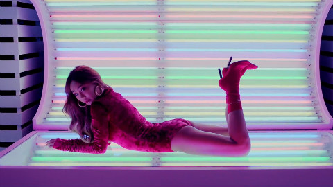 到底谁才是韩国碧昂斯?Sistar 孝琳新曲 《Paradise》MV
